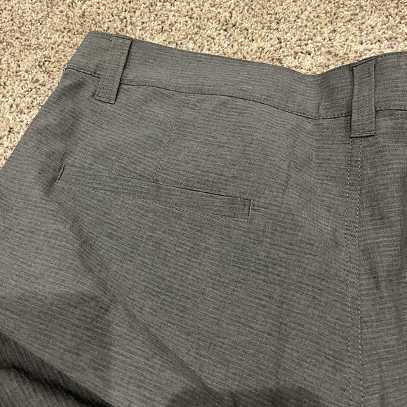 Travis Mathew Stretch Golf Shorts Mens Sz 34 Dark Charcoal Gray Pinstriped - Picture 7 of 8